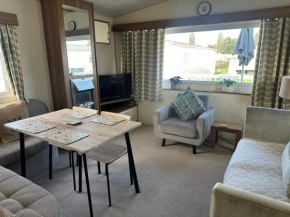 Cosy 3 Bedroom Caravan in South Cerney